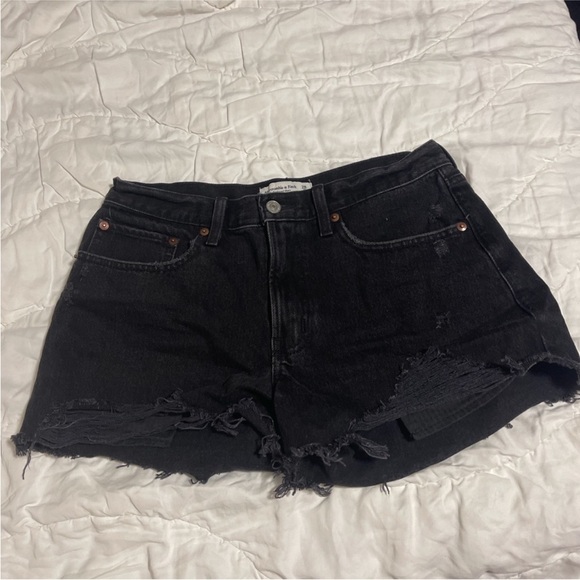 Abercrombie Mid Rise The Boyfriend Short in Distressed Black - Picture 7 of 7